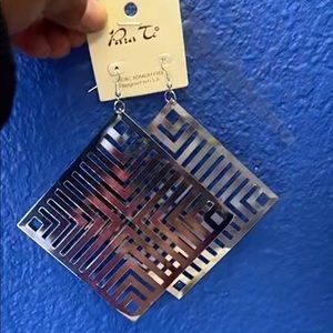 Rectangular earrings 80’s vibe! This is a nice item to have in your collection.